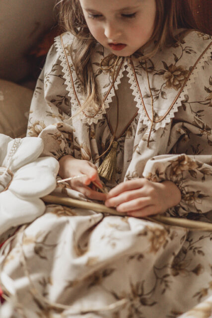 Lniany kołnierzyk damski w kwiatki z koronką stefania honey