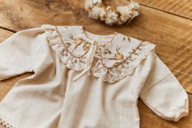 Lniany kołnierzyk dla dziewczynki z falbanką w kwiatki zoja honey