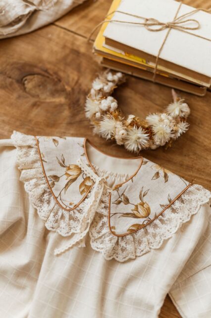 Lniany kołnierzyk dla dziewczynki z falbanką w kwiatki zoja honey