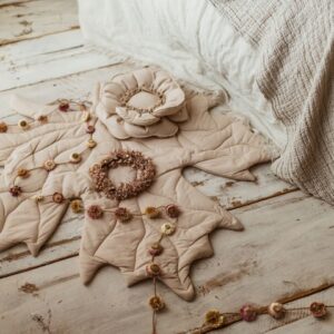 Mata liść beżowa dla dzieci do zabawy