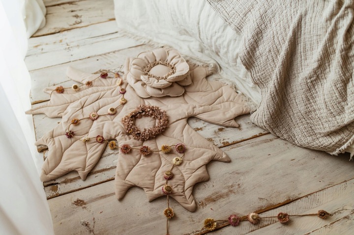 Mata liść beżowa dla dzieci do zabawy