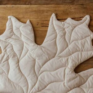 Mata liść beżowa dla dzieci do zabawy