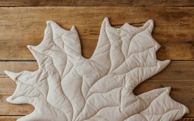 Mata liść beżowa dla dzieci do zabawy