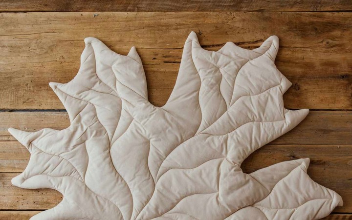 Mata liść beżowa dla dzieci do zabawy