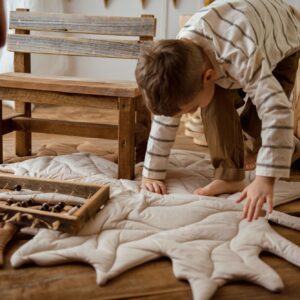 Mata liść beżowa dla dzieci do zabawy