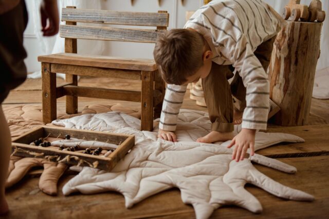 Mata liść beżowa dla dzieci do zabawy