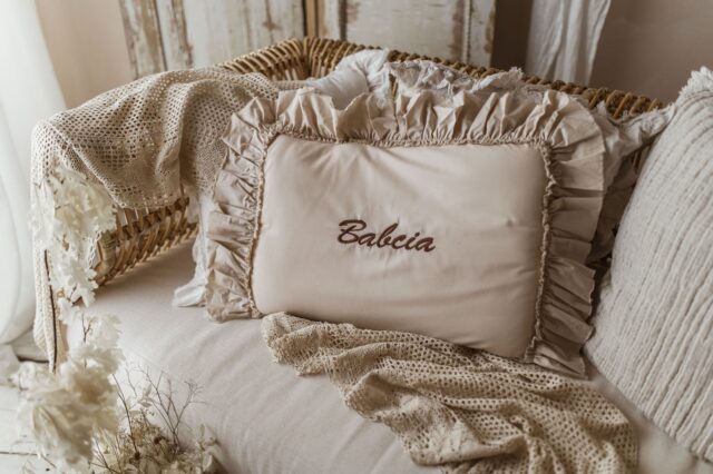 Personalizowana poszewka na poduszkę beżowa haftowany wzór