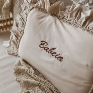 Personalizowana poszewka na poduszkę beżowa haftowany wzór