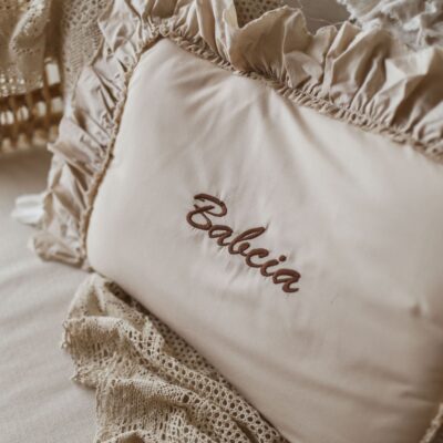 Personalizowana poszewka na poduszkę beżowa haftowany wzór
