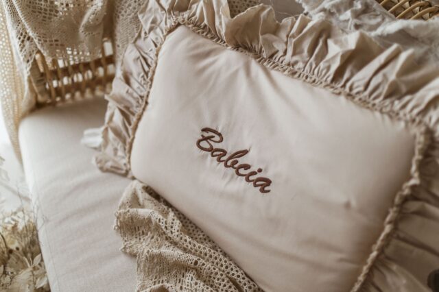 Personalizowana poszewka na poduszkę beżowa haftowany wzór