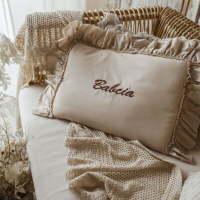Personalizowana poszewka na poduszkę beżowa haftowany wzór