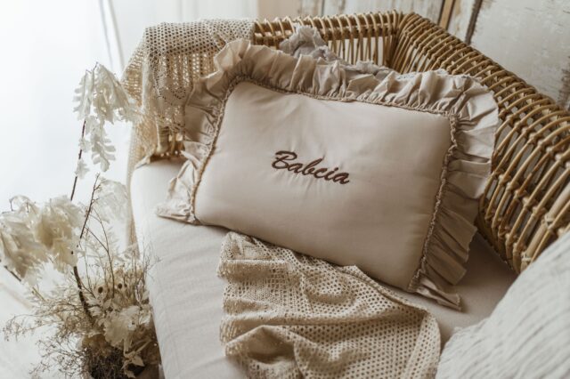 Personalizowana poszewka na poduszkę beżowa haftowany wzór