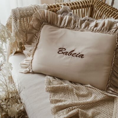 Personalizowana poszewka na poduszkę beżowa haftowany wzór