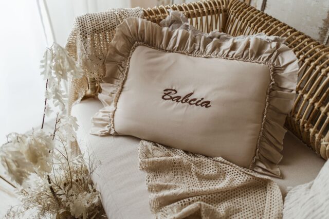 Personalizowana poszewka na poduszkę beżowa haftowany wzór