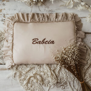 Personalizowana poszewka na poduszkę beżowa haftowany wzór