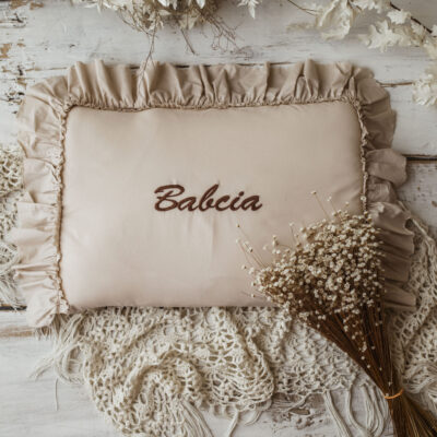 Personalizowana poszewka na poduszkę beżowa haftowany wzór
