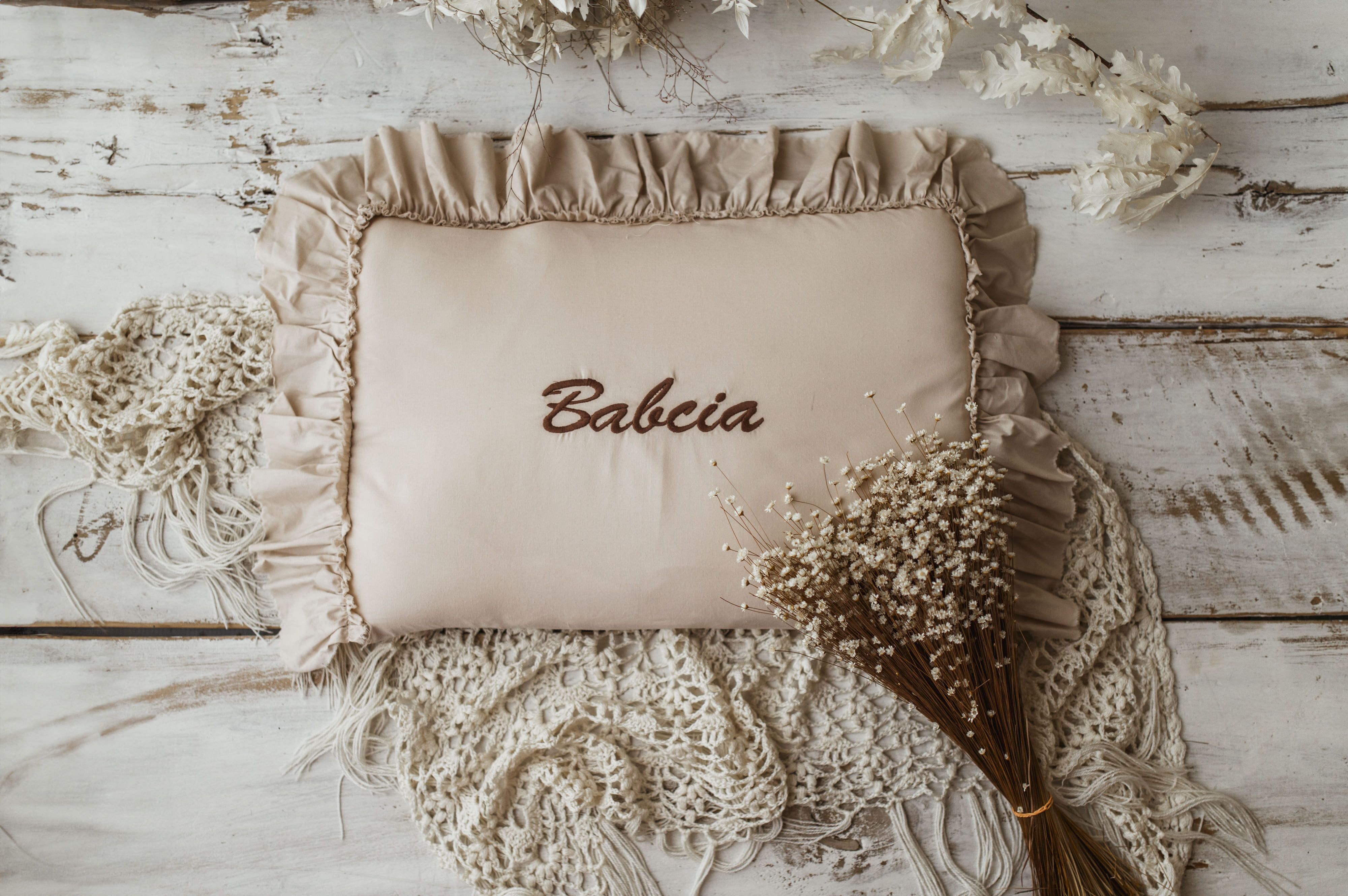 Personalizowana poszewka na poduszkę beżowa haftowany wzór