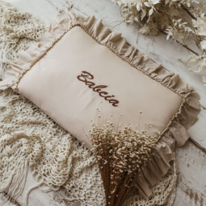 Personalizowana poszewka na poduszkę beżowa haftowany wzór