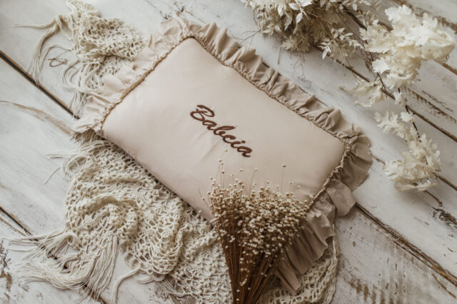 Personalizowana poszewka na poduszkę beżowa haftowany wzór