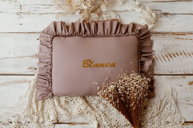 Personalizowana poszewka na poduszkę latte 60×40cm haft