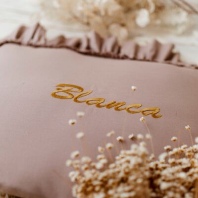 Personalizowana poszewka na poduszkę latte 60×40cm haft