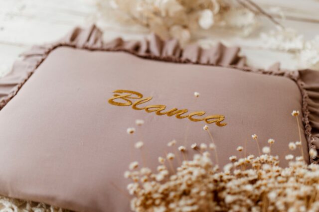 Personalizowana poszewka na poduszkę latte 60×40cm haft