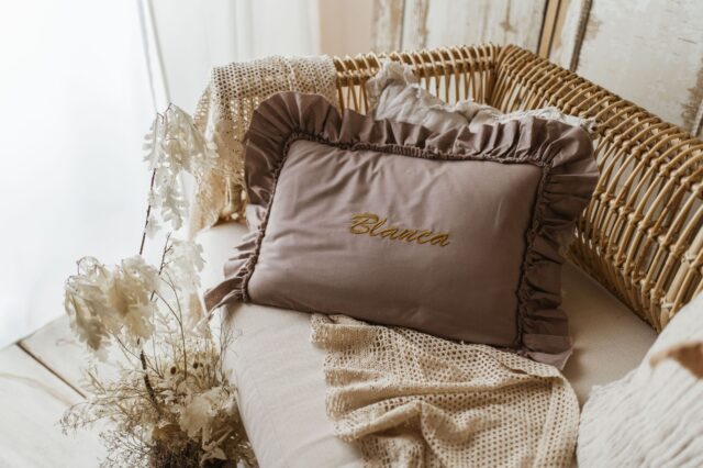 Personalizowana poszewka na poduszkę latte 60×40cm haft