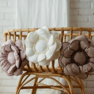 Poduszka bawełniana dekoracyjna kwiat biała rozmiar 50 zawieszka