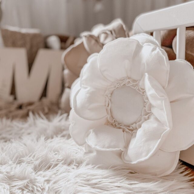 Poduszka bawełniana dekoracyjna kwiat biała rozmiar 50 zawieszka