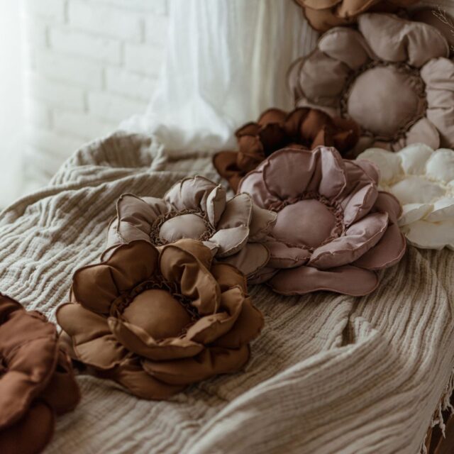 Poduszka bawełniana dekoracyjna kwiat biała rozmiar 50 zawieszka