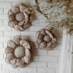 Poduszka dekoracyjna kwiat boho beż rozmiar 50 zawieszka