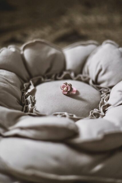 Poduszka dekoracyjna kwiat boho beż rozmiar 50 zawieszka