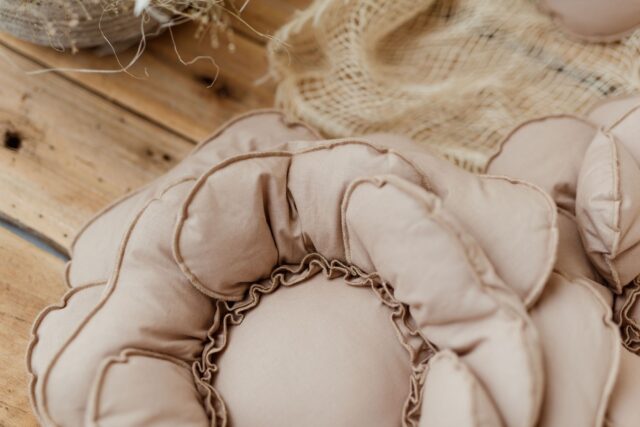 Poduszka dekoracyjna kwiat boho beż rozmiar 50 zawieszka