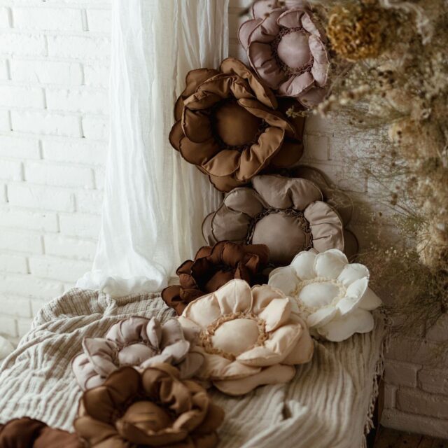 Poduszka dekoracyjna kwiat boho beż rozmiar 50 zawieszka