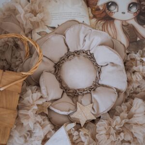 Poduszka dekoracyjna kwiat boho beż rozmiar 50 zawieszka