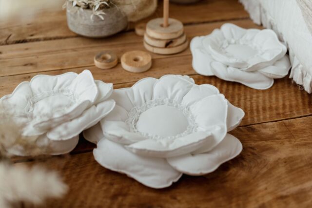 Poduszka dekoracyjna okrągła kwiat biała 40×40