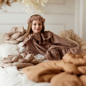 Poduszka kwiat 30×30 karmelowa