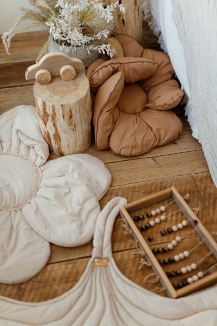 Poduszka kwiat 30×30 karmelowa