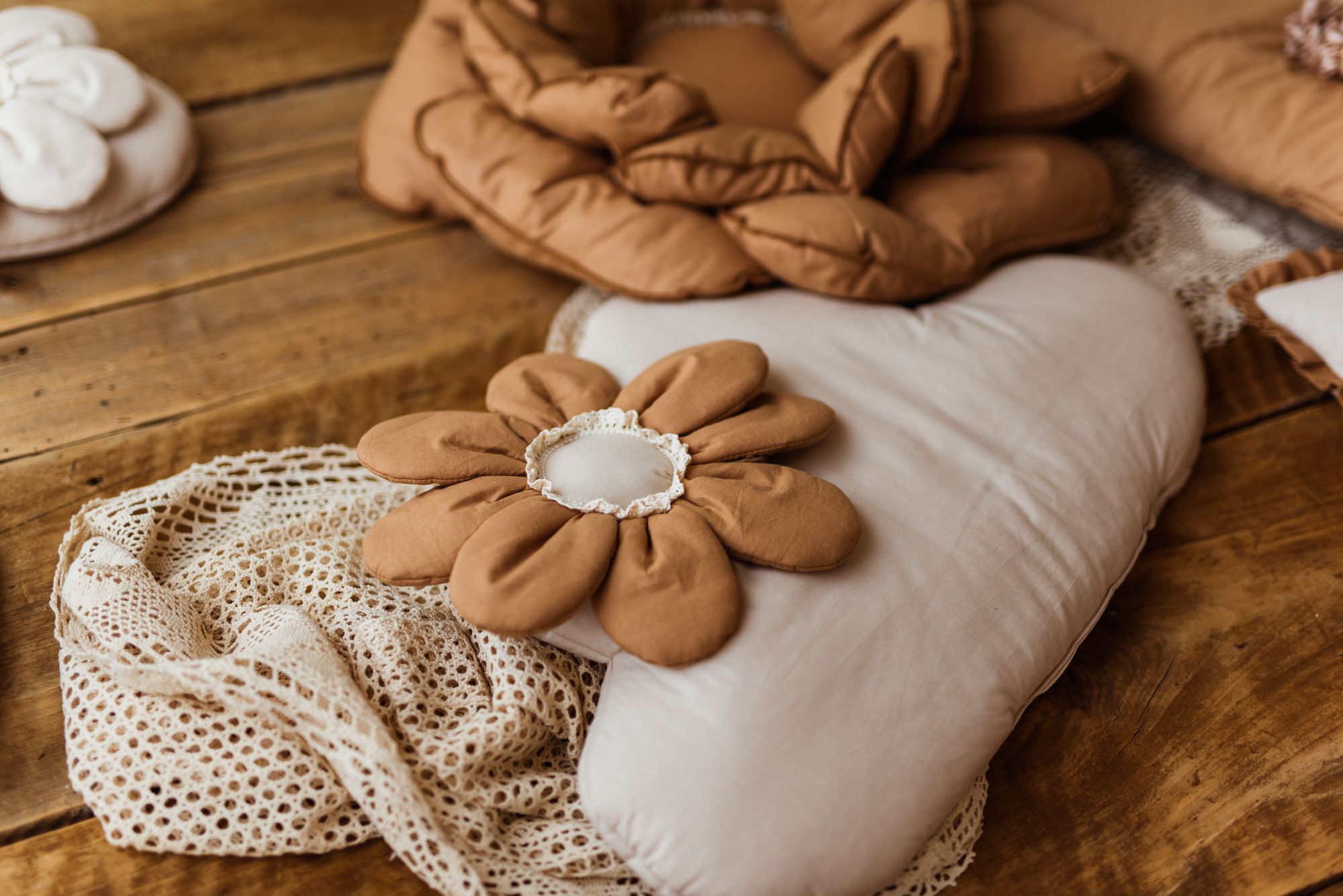 Poduszka kwiat 30×30 karmelowa