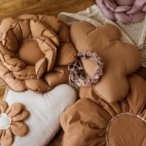 Poduszka kwiat 30×30 karmelowa