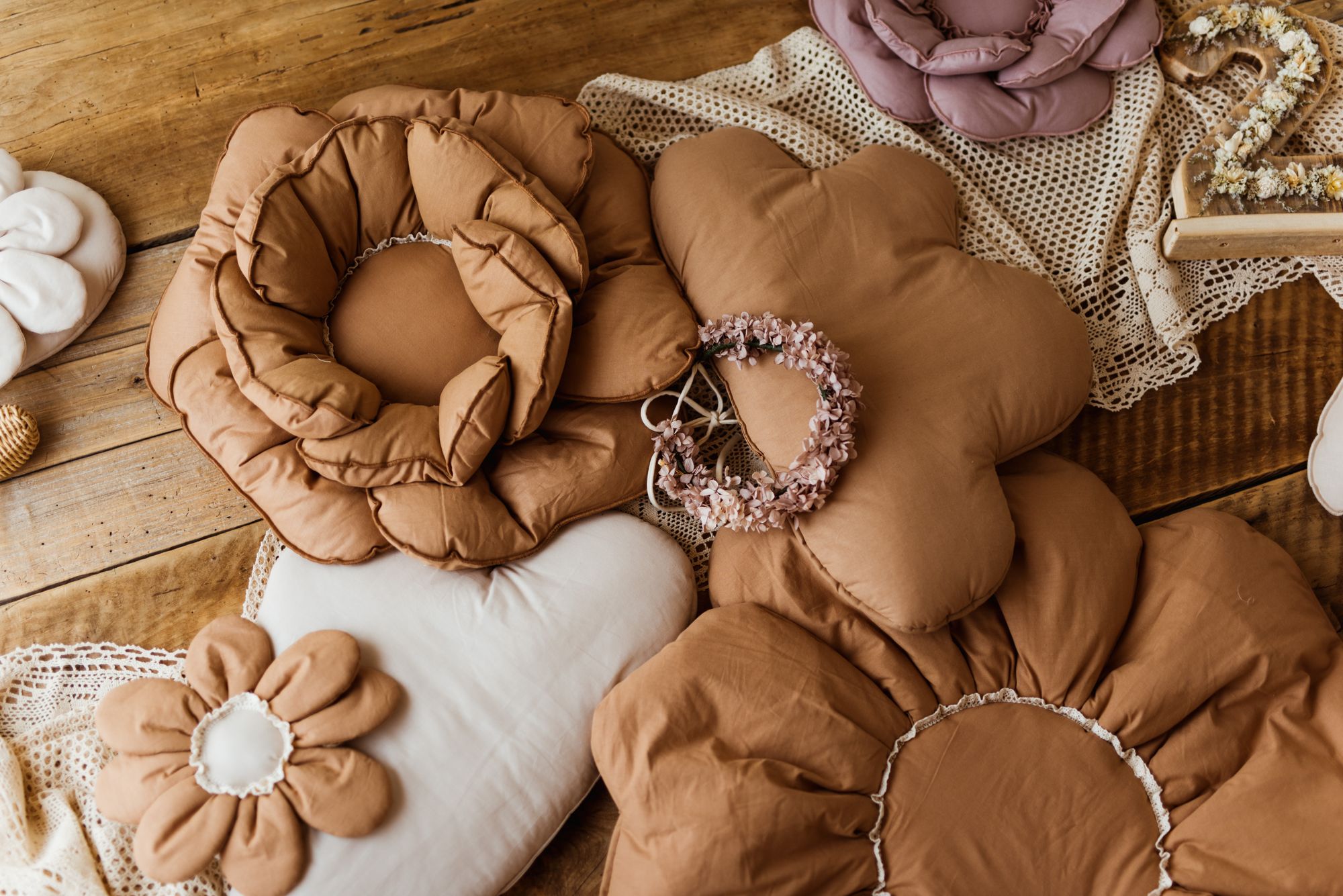 Poduszka kwiat 30×30 karmelowa