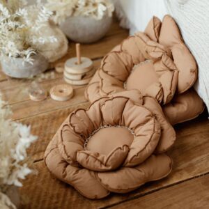 Poduszka kwiat 30×30 karmelowa