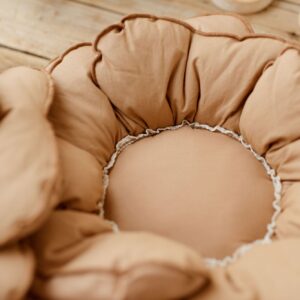 Poduszka kwiat 30×30 karmelowa