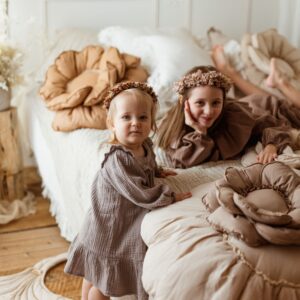 Poduszka kwiat 30×30 karmelowa