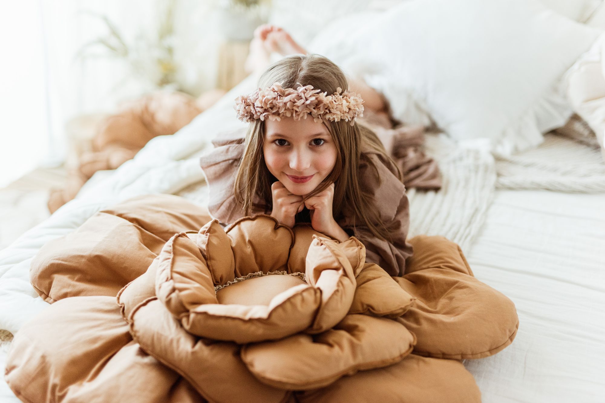 Poduszka kwiat 30×30 karmelowa