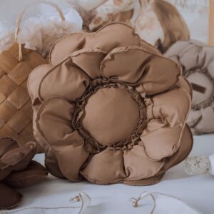 Poduszka kwiat dekoracyjna 40×40 brązowa