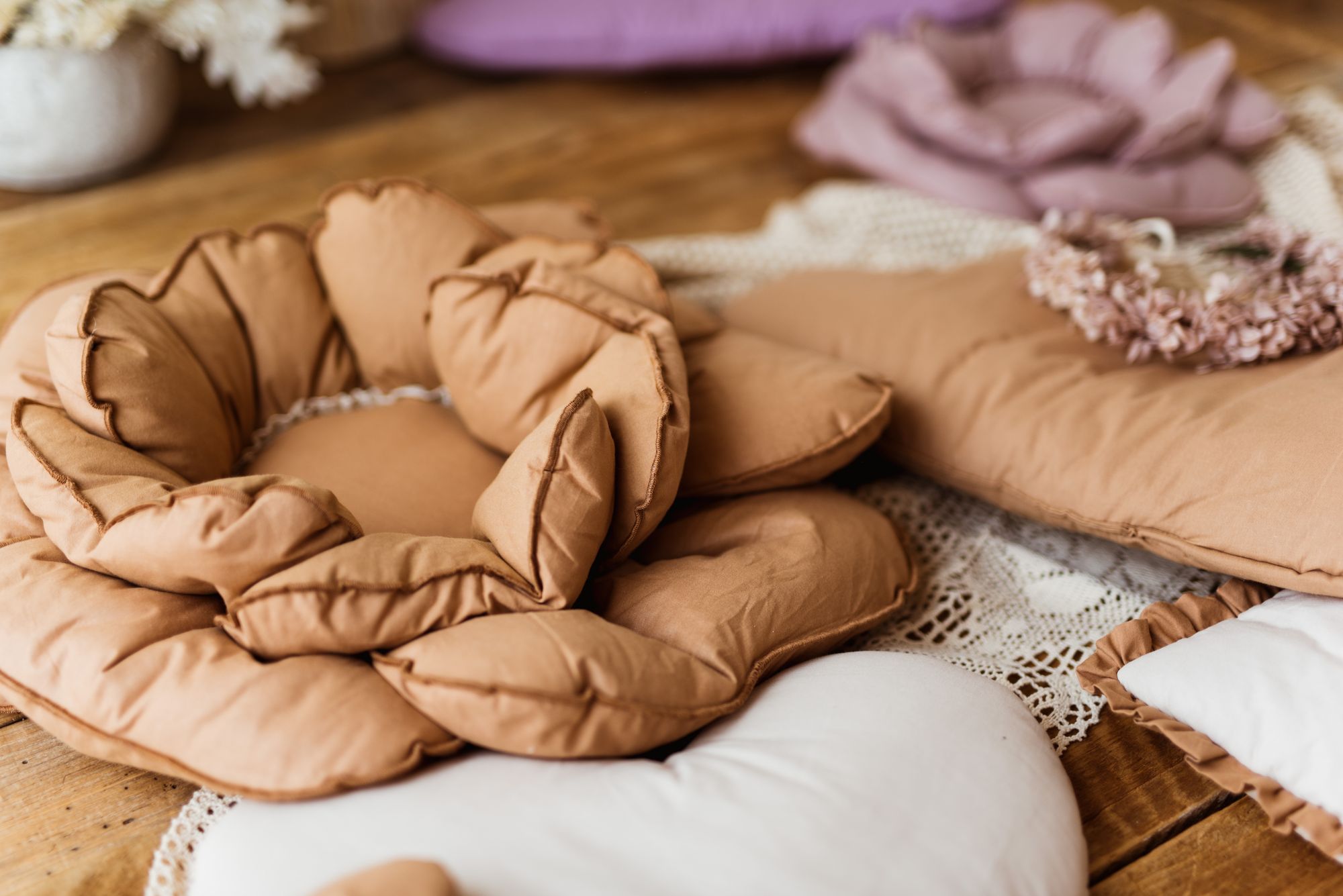 Poduszka kwiat dekoracyjna 40×40 brązowa