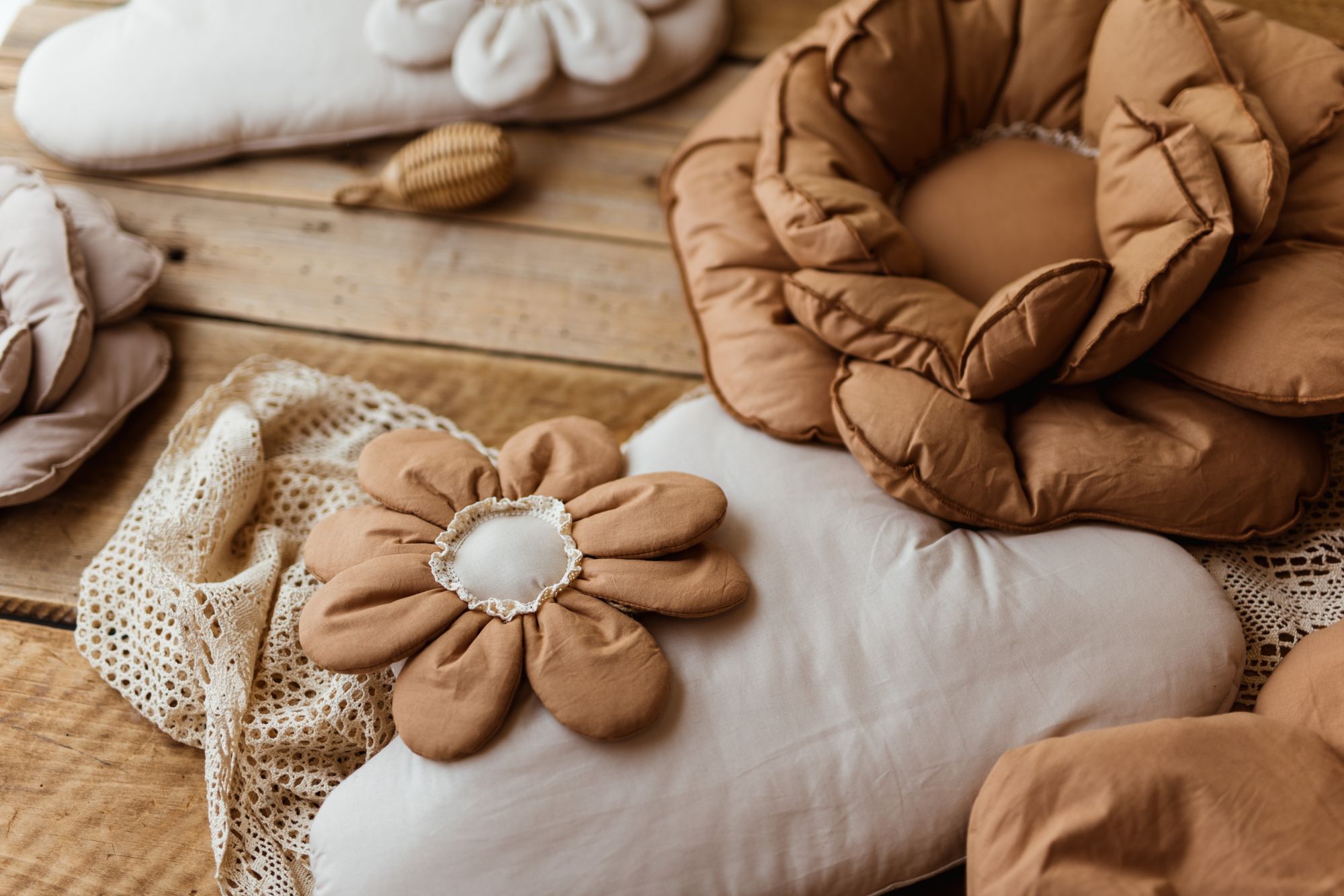 Poduszka kwiat dekoracyjna 40×40 brązowa