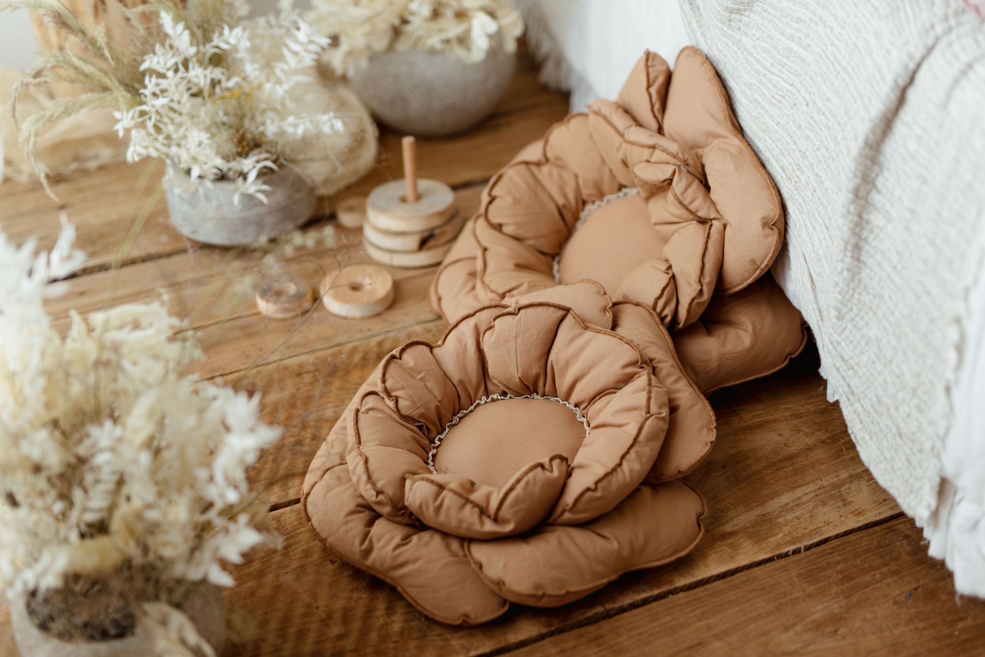 Poduszka kwiat dekoracyjna 40×40 brązowa