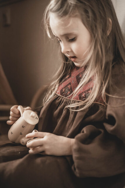 Retro sukienka lniana brązowa dla dziewczynki   blanka rose